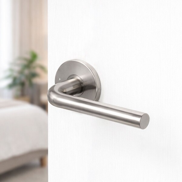 꾸밈닷컴 - 손잡이/도어락 ▼ > 방문손잡이 ▼ > 레버 버튼형 > 스텐 방문손잡이 스틱 실버